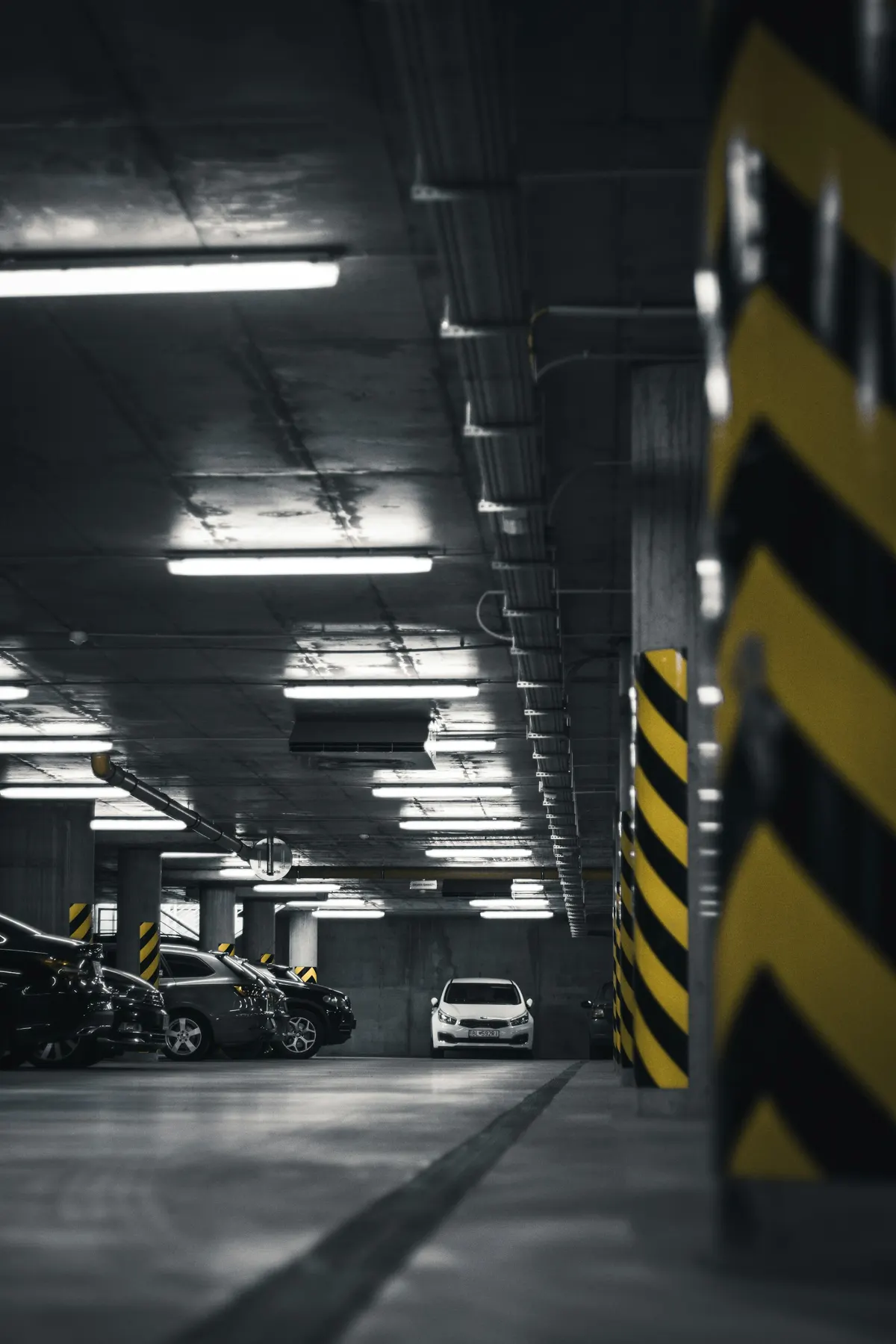 Reihen von Autos in einer Tiefgarage