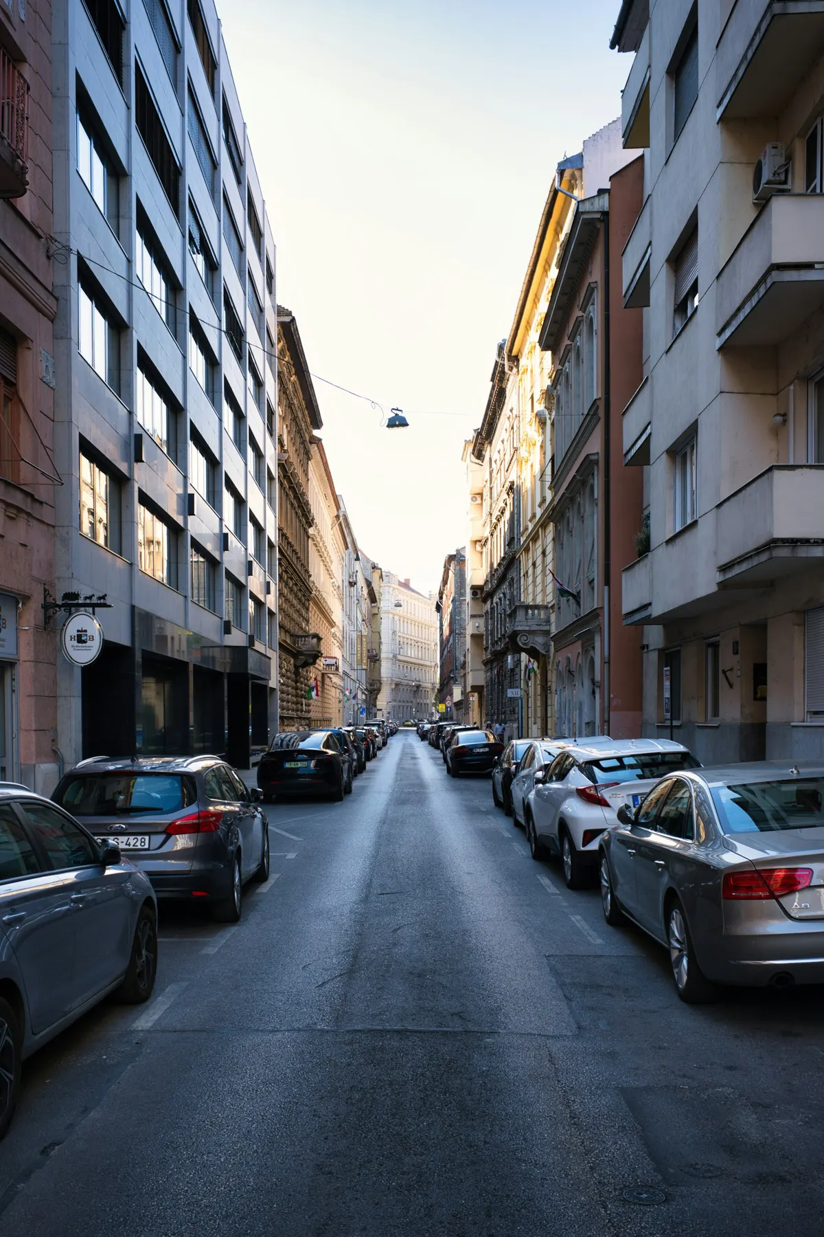 Dicht geparkte Autos in einer engen Stadtstraße