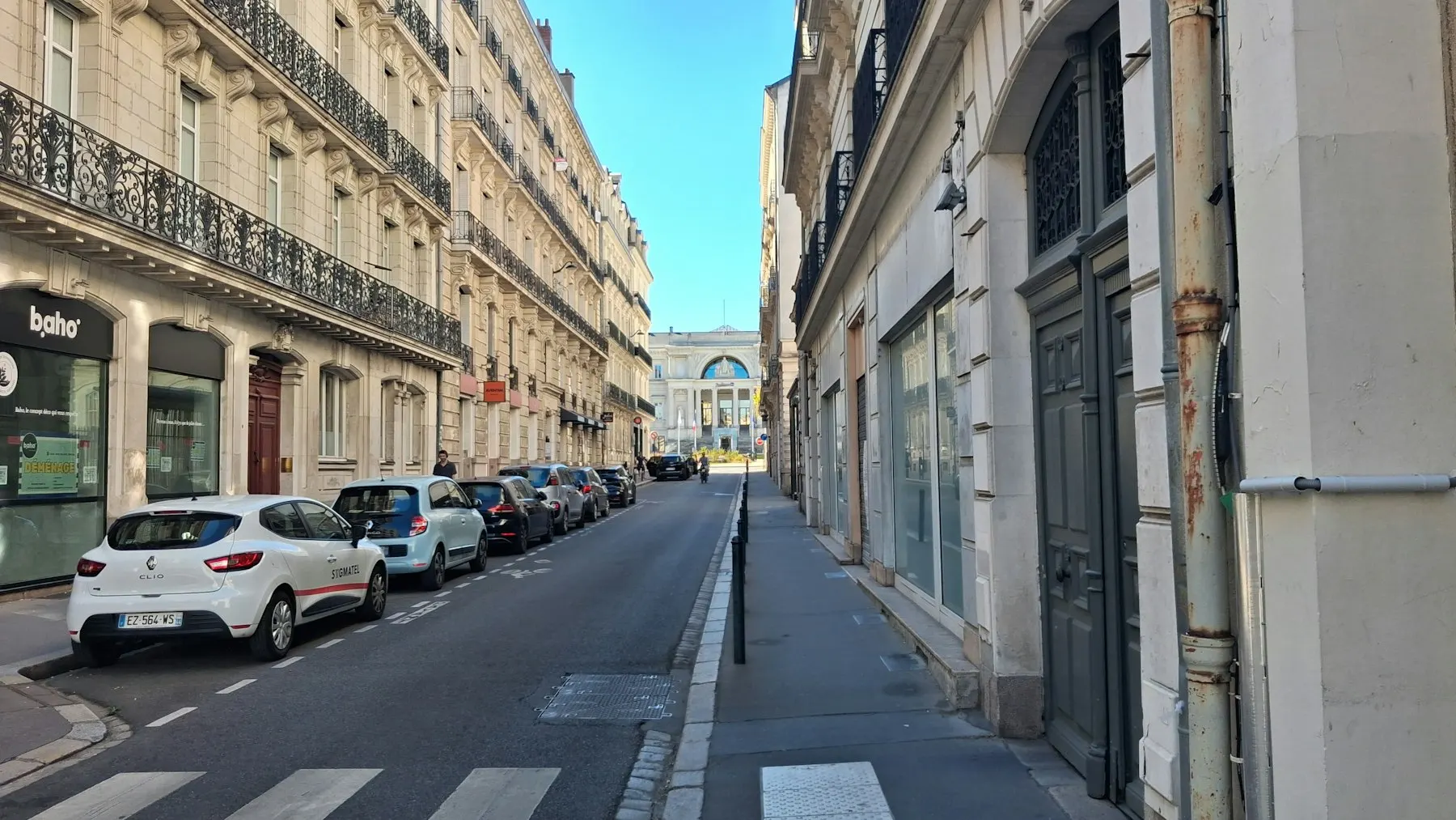 Stadtstraße mit geparkten Autos